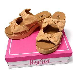 Corky’s HeyGirl Put A Bow On It Camel Faux Suede Platform Mules Size 9 NIB